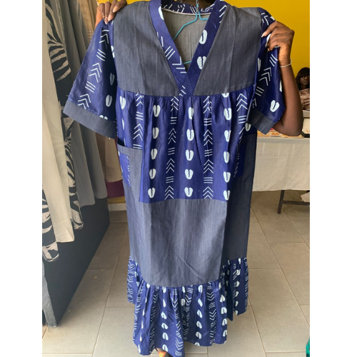Robe Longue en Jean & Indigo – Mix de Motifs Traditionnels d'Afrique de l'Ouest